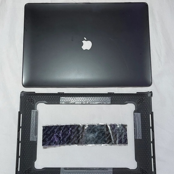 Macbook Pro 2019 16" Faux Leather Cover w/ Mounting Kit - Picture 2 of 4